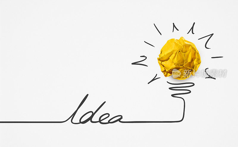 Word idea with paper crumpled ball。创造性的概念。
